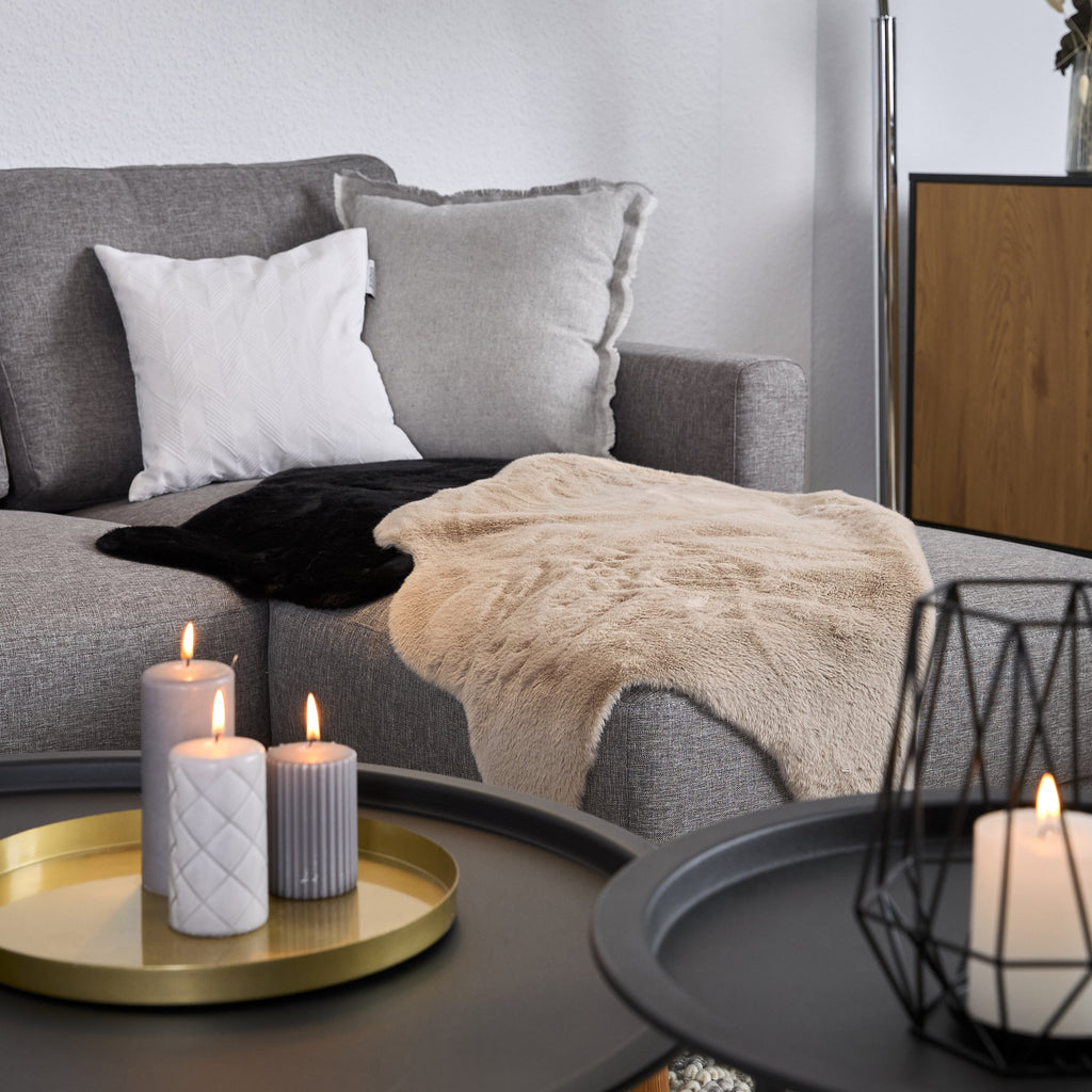 Fellara Dekofell, Beige, auf dem Sofa