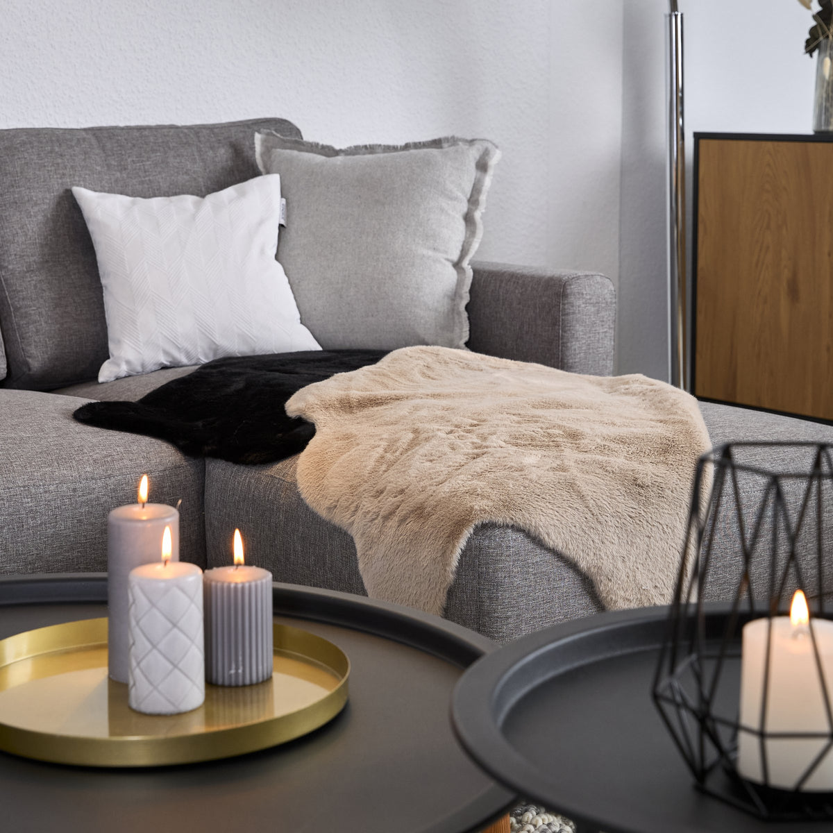 Fellara Dekofell, Beige, auf dem Sofa