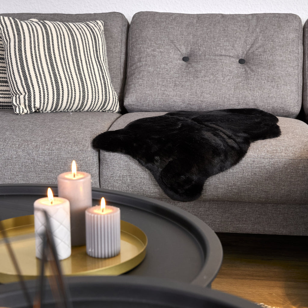 Fellara Dekofell, Schwarz, auf dem Sofa