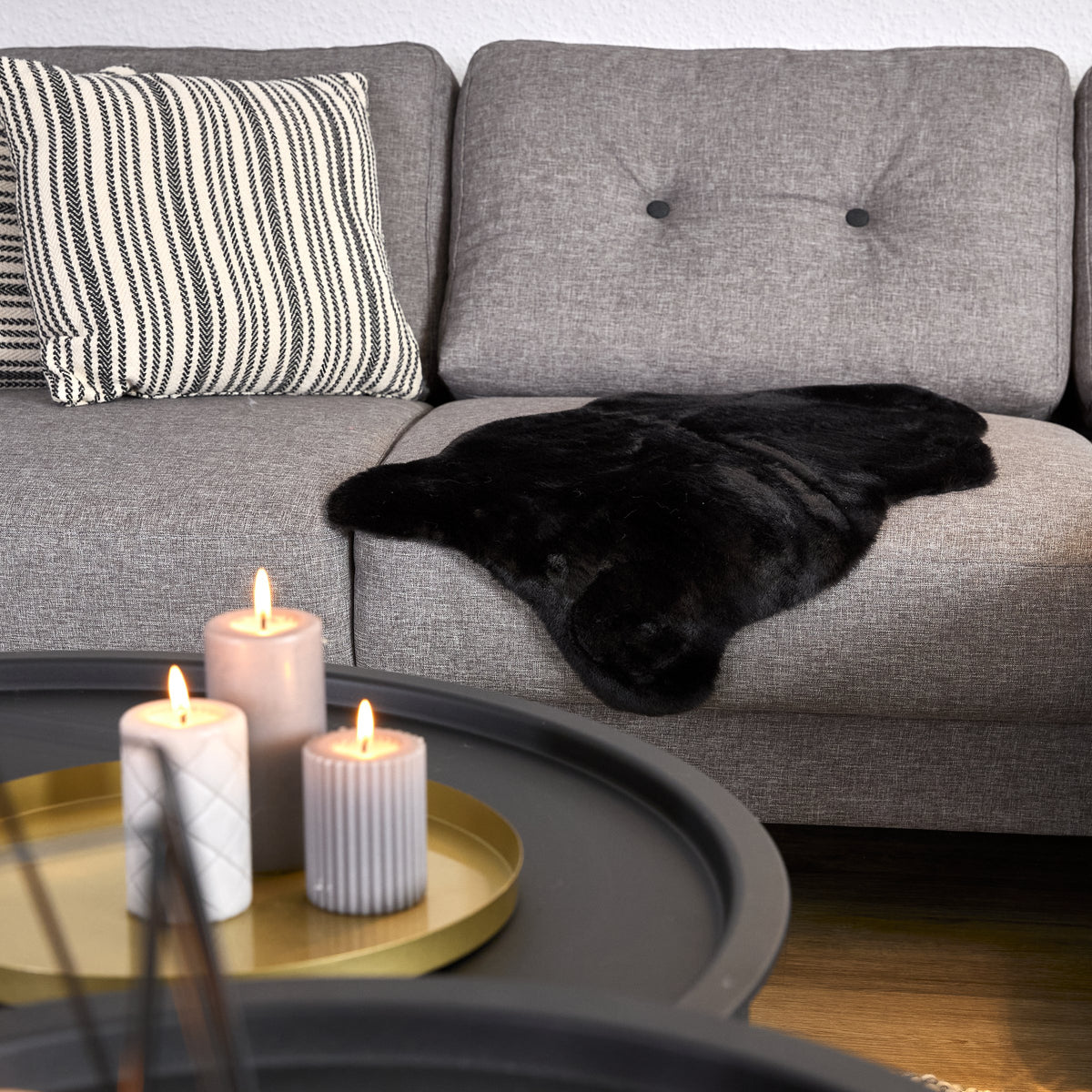 Fellara Dekofell, Schwarz, auf dem Sofa