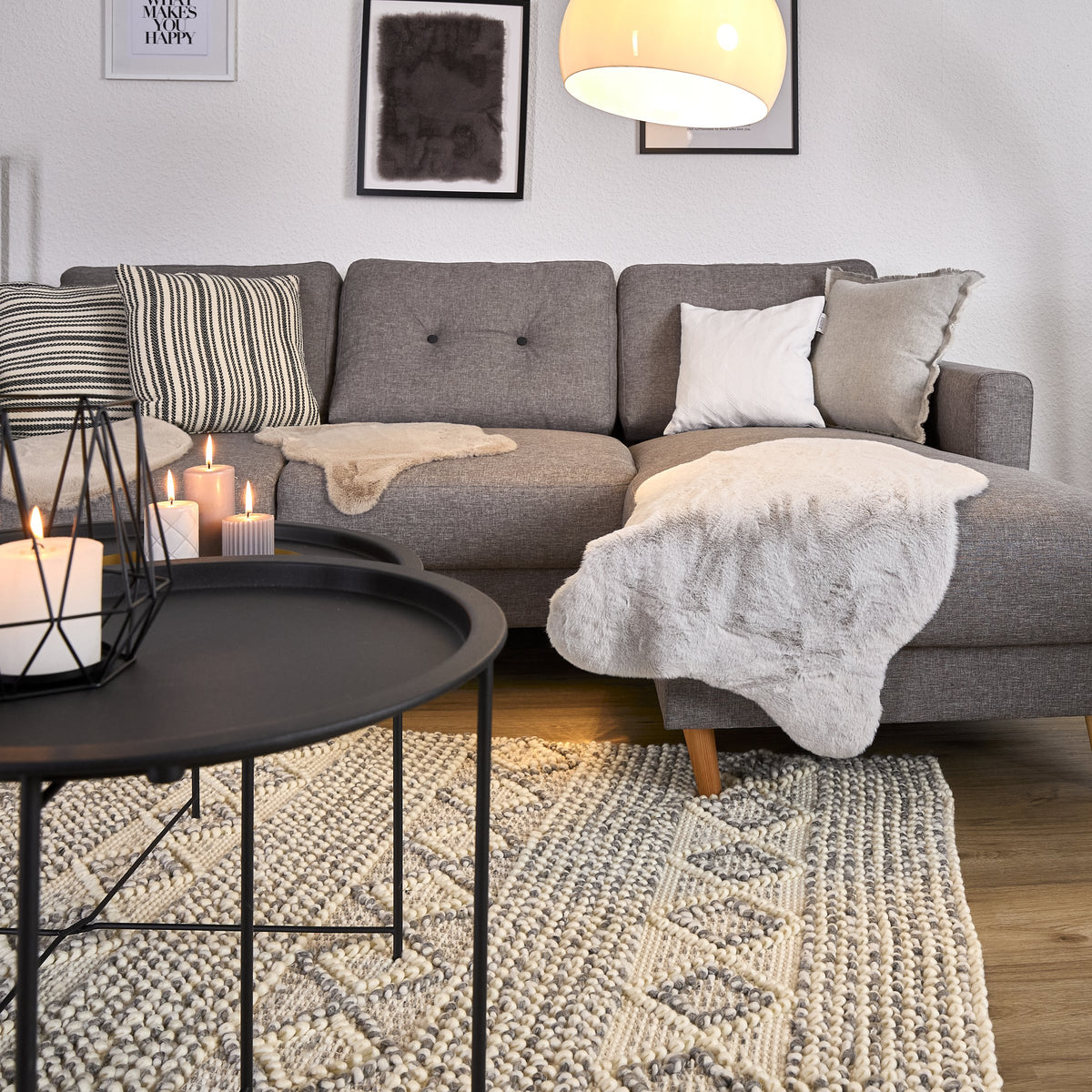 Fellara Dekofell, Silber, auf dem Sofa