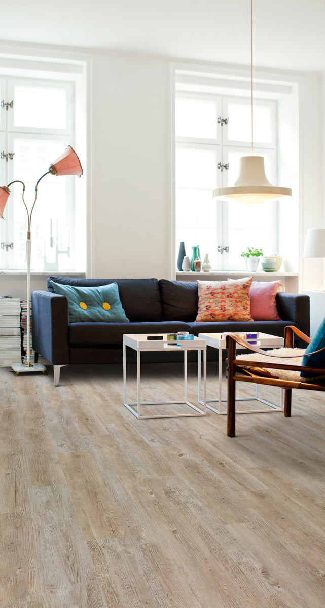 Ferondo Kiefer Grau Klickvinyl – Raumbeispiel (Farbe kann abweichen)