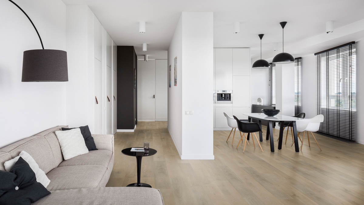 Fintesco Eiche Greige Chevron Klebevinyl – Raumbeispiel (Farbe kann abweichen)