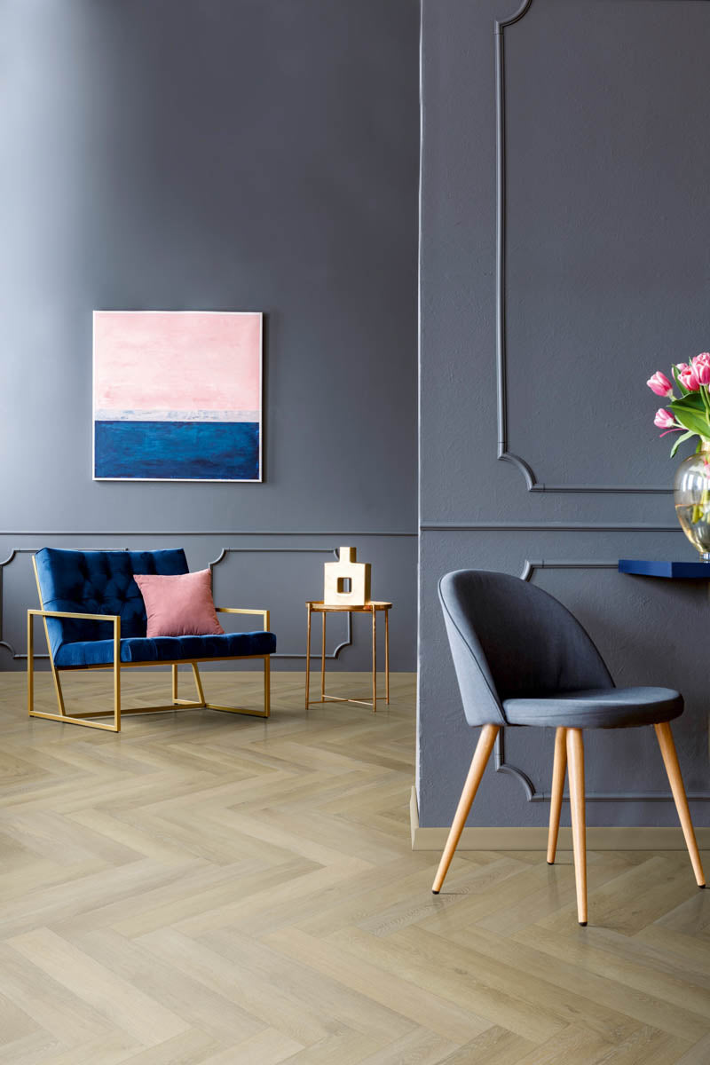 Fintesco Eiche Kiesel Chevron Klebevinyl – Raumbeispiel (Farbe kann abweichen)