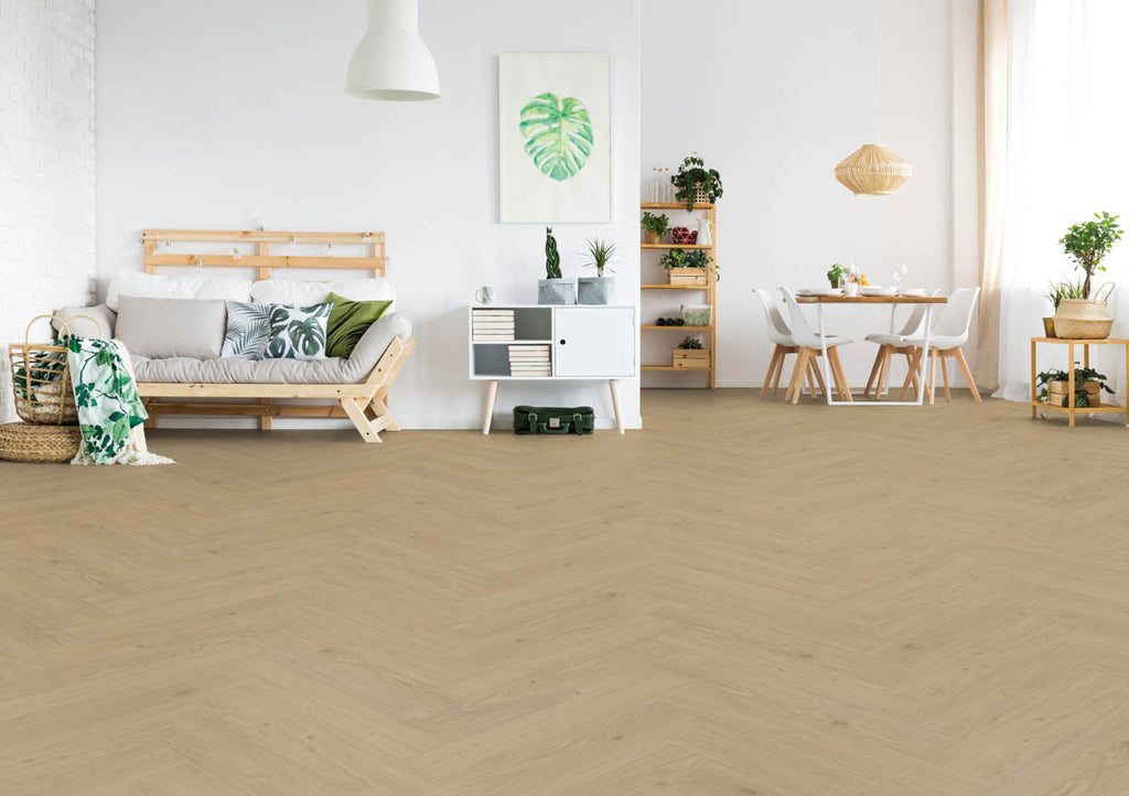 Fintesco Eiche Natur Chevron Klebevinyl – Raumbeispiel (Farbe kann abweichen)