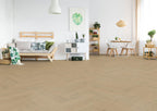 Fintesco Eiche Natur Chevron Klebevinyl – Raumbeispiel (Farbe kann abweichen)