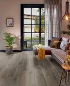 Fintesco Eiche Rauchgrau Chevron Klebevinyl – Raumbeispiel (Farbe kann abweichen)