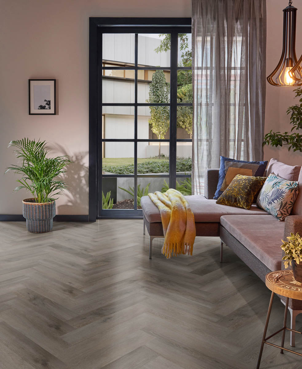 Fintesco Eiche Rauchgrau Chevron Klebevinyl – Raumbeispiel (Farbe kann abweichen)
