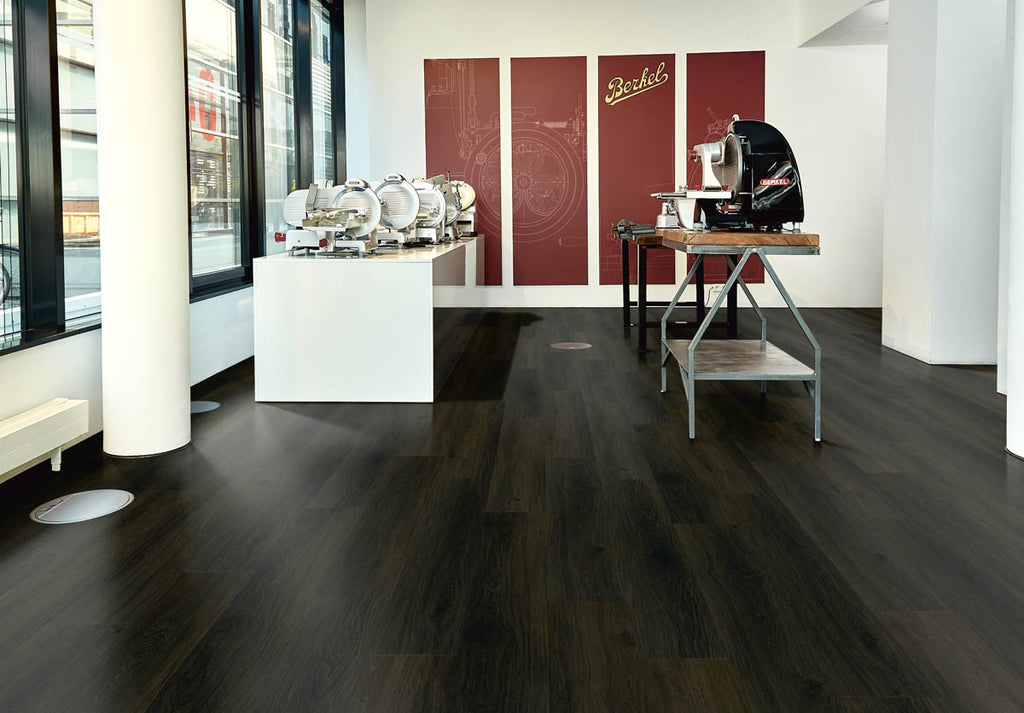 Fintesco Eiche Schwarz Chevron Klebevinyl – Raumbeispiel (Farbe kann abweichen)