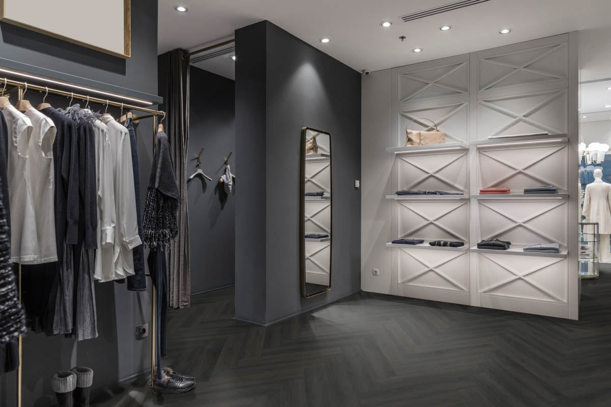 Fintesco Eiche Schwarz Chevron Klebevinyl – Raumbeispiel (Farbe kann abweichen)