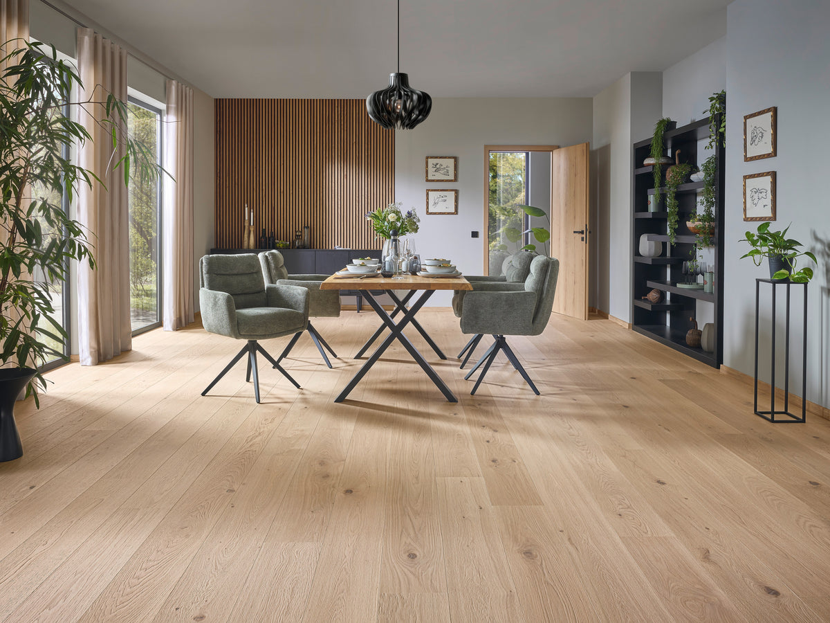 Fjordia Eiche Hellbeige Natur lackiert – Raumbeispiel 1