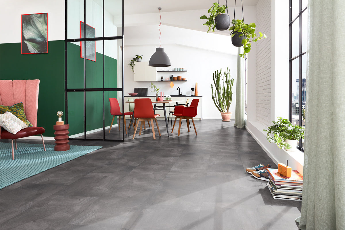 Flaverino Beton Dunkelgrau Klickvinyl – Raumbeispiel (Farbe kann abweichen)