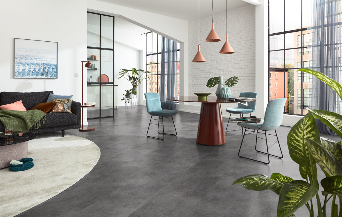 Flaverino Beton Grau Klickvinyl – Raumbeispiel (Farbe kann abweichen)