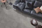 Flaverino Beton Hellgrau Klickvinyl – Raumbeispiel (Farbe kann abweichen)