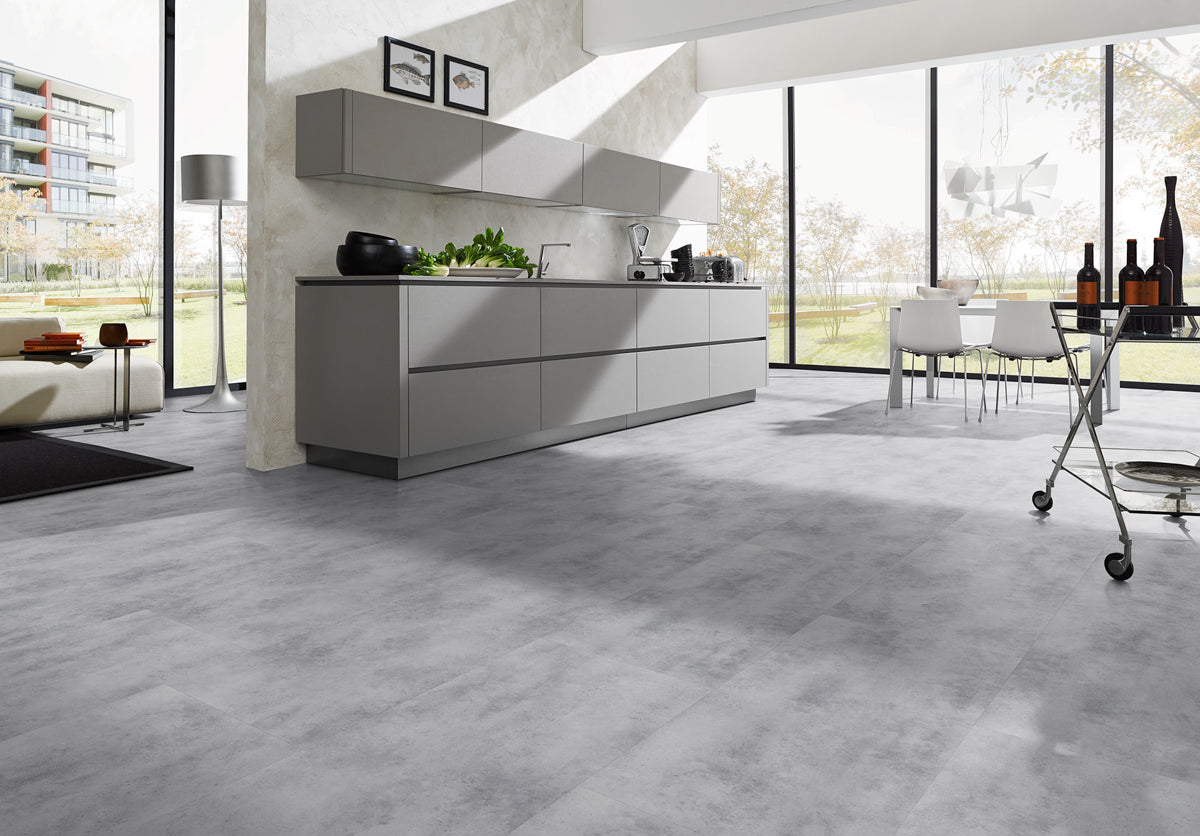 Flaverino Beton Silber Klickvinyl – Raumbeispiel (Farbe kann abweichen)
