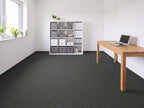 Fortiva Nadelvlies Teppichboden | Farbe: Schwarz | Raumansicht (Beispielbild, Farbe kann abweichen)