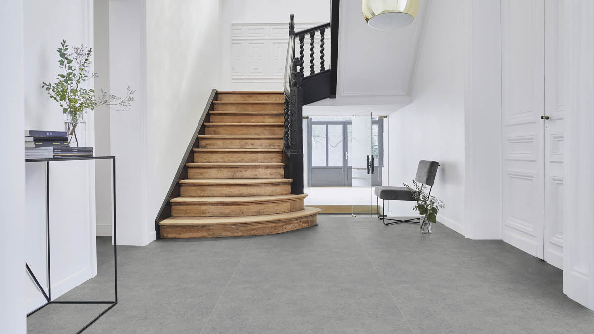 Gamverura Beton Hellgrau – Vinylboden von der Rolle | Raumansicht
