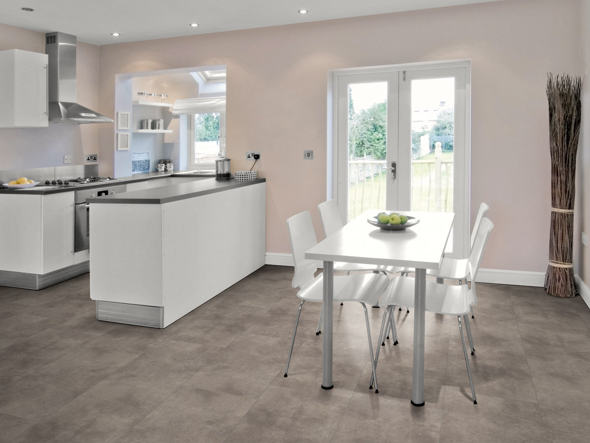 Gilardo Beton Taupe Klebevinyl – Raumbeispiel (Farbe kann abweichen)
