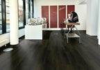 Gilvesto Eiche Schwarz Chevron Klickvinyl – Raumbeispiel (Farbe kann abweichen)