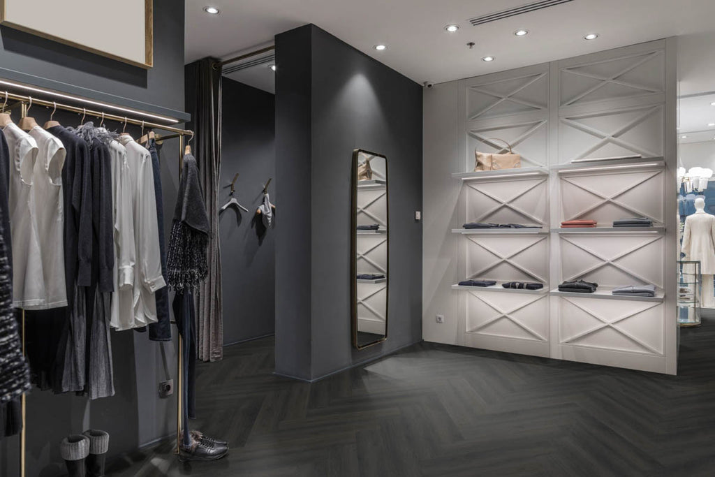 Gilvesto Eiche Schwarz Chevron Klickvinyl – Raumbeispiel (Farbe kann abweichen)