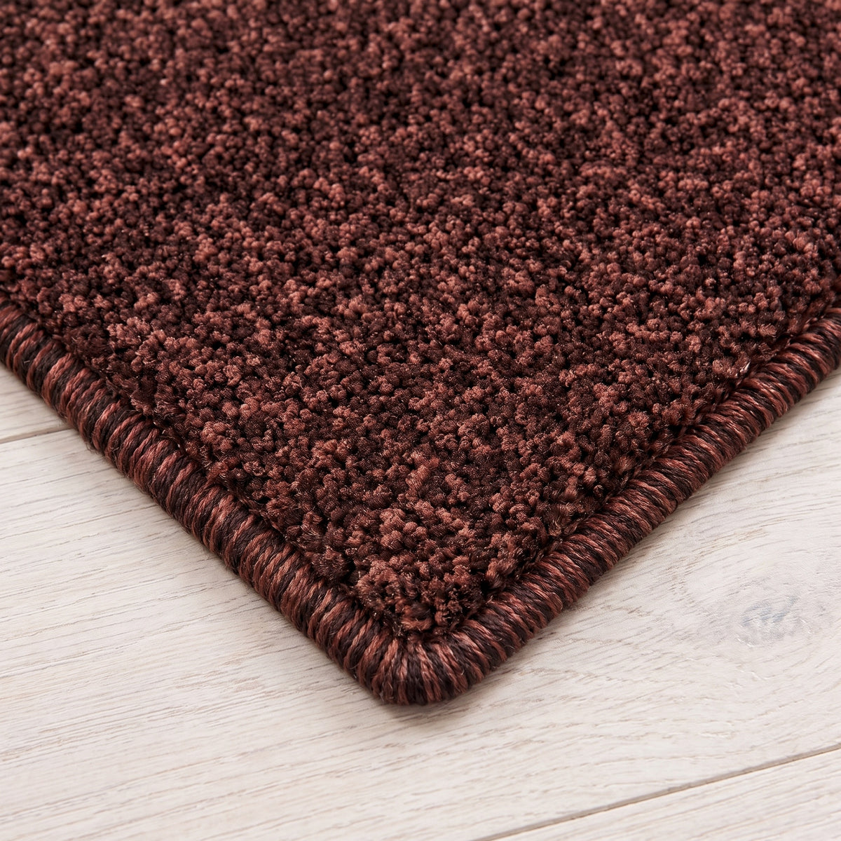 Halina Teppich nach Maß | Farbe: Kastanie (018) | gekettelte Kante (Beispielbild, Farbe kann abweichen)
