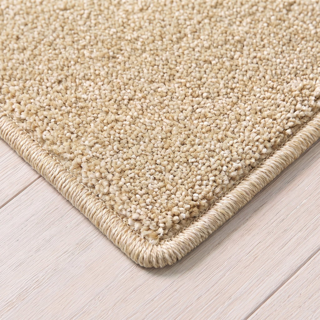 Halina Teppich nach Maß | Farbe: Sand (033) | gekettelte Kante (Beispielbild, Farbe kann abweichen)