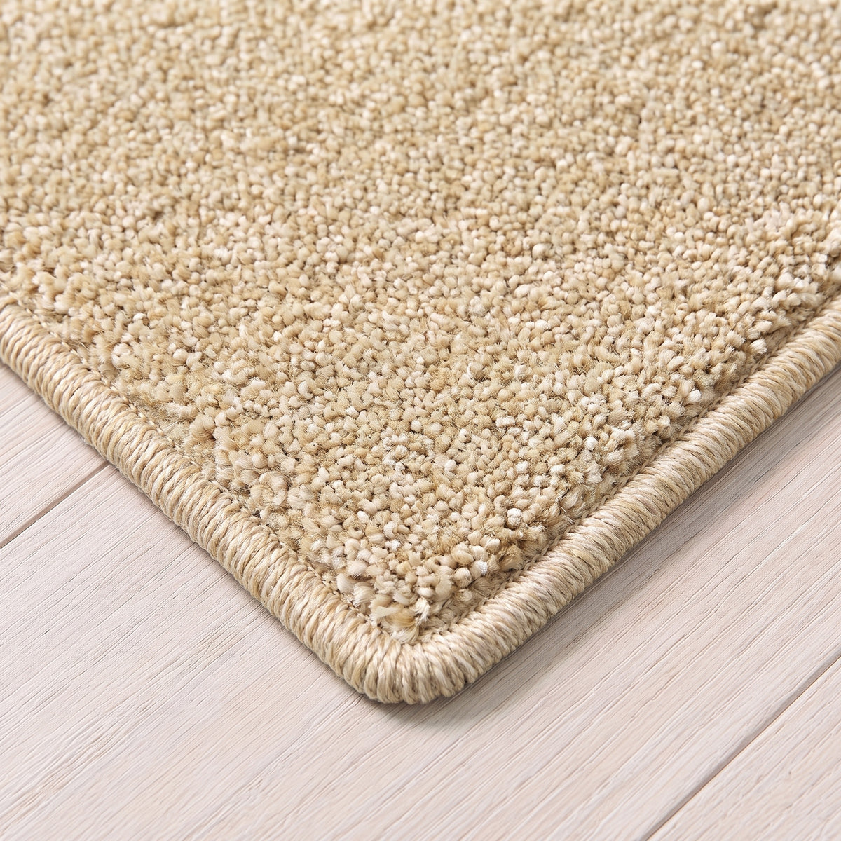 Halina Teppich nach Maß | Farbe: Sand (033) | gekettelte Kante (Beispielbild, Farbe kann abweichen)