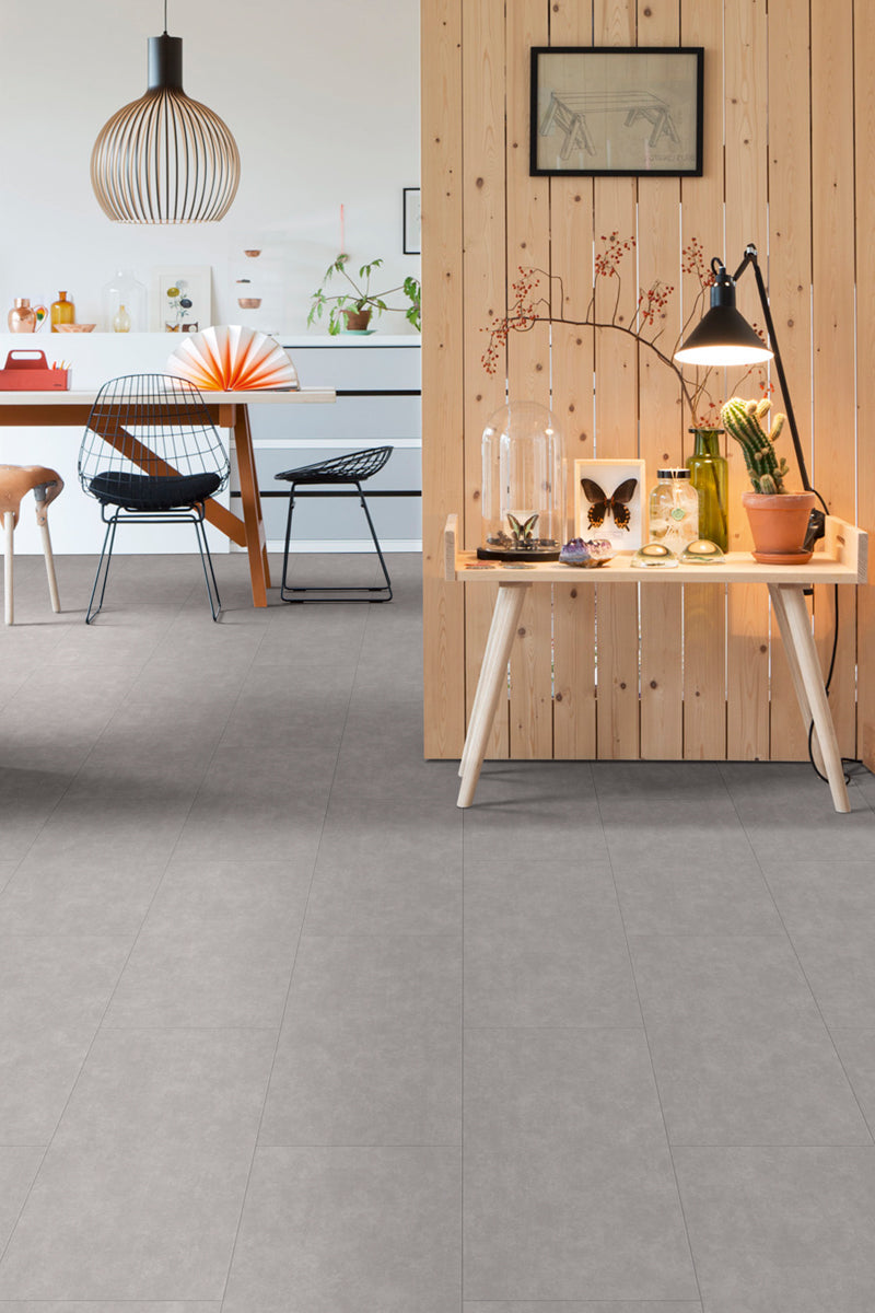 Halondo Beton Hellgrau Klickvinyl – Raumbeispiel (Farbe kann abweichen)