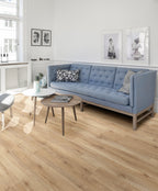 Holmavia Eiche Honig Klickvinyl – Raumbeispiel (Farbe kann abweichen)