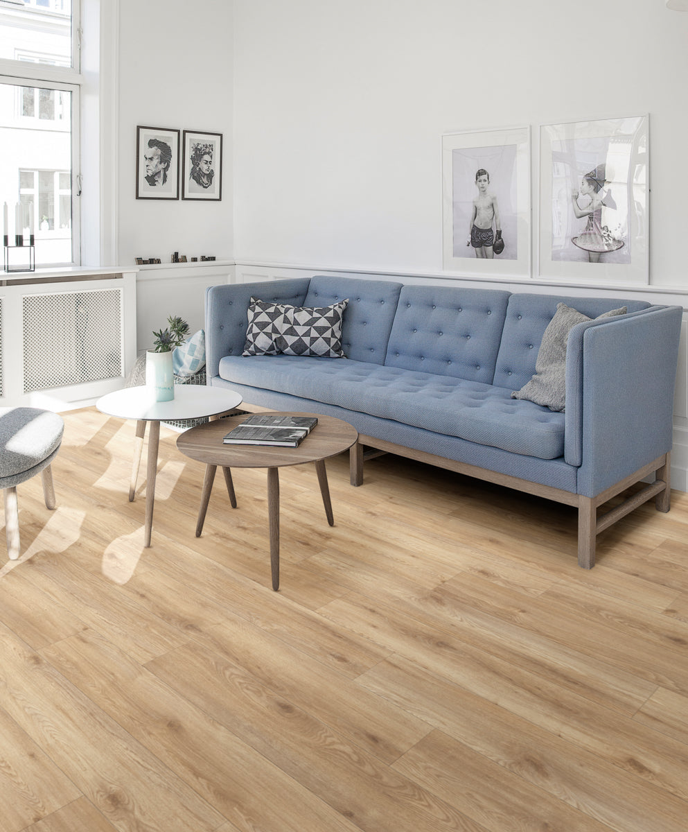 Holmavia Eiche Honig Klickvinyl – Raumbeispiel (Farbe kann abweichen)