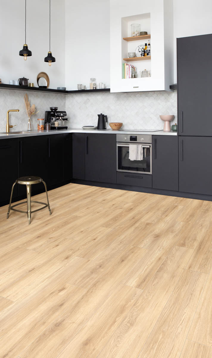Holmavia Eiche Honig Klickvinyl – Raumbeispiel (Farbe kann abweichen)