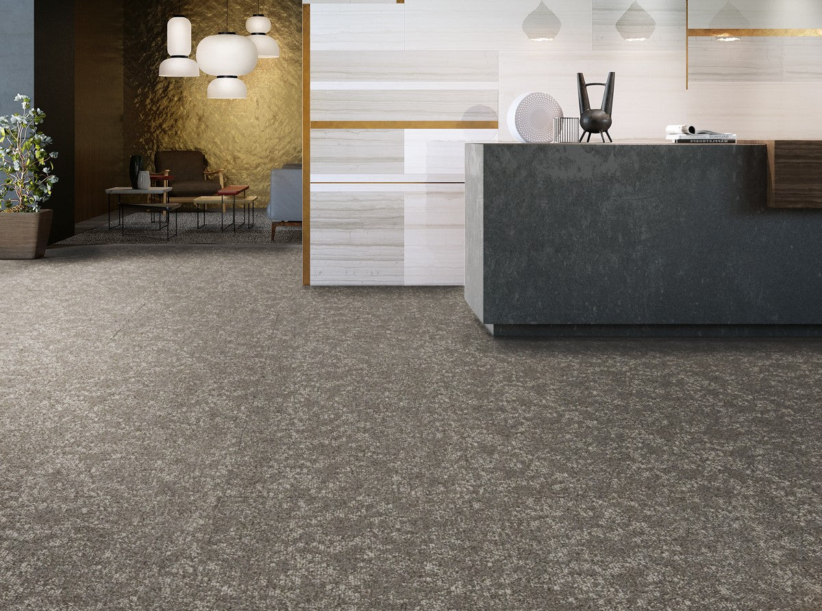 Iberis Teppichfliese | Farbe: Taupe (70) | Raumbild 1 (Beispielbild, Farbe kann abweichen)