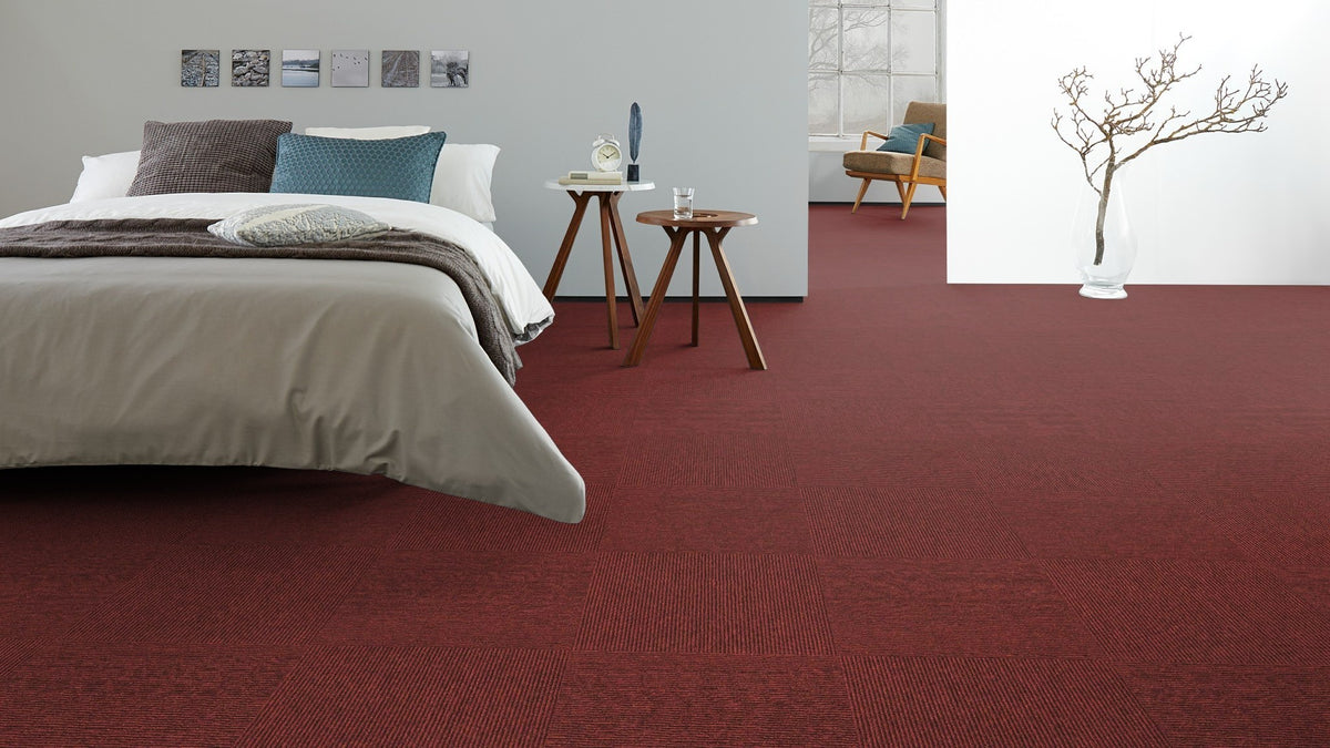 Intervana Teppichfliese 50x50cm | Farbe: Rot Sehr Dunkel | Raumbild 1 (Beispielbild, Farbe kann abweichen)