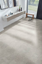 Irpesto Beton Hellgrau Klickvinyl – Raumbeispiel (Farbe kann abweichen)