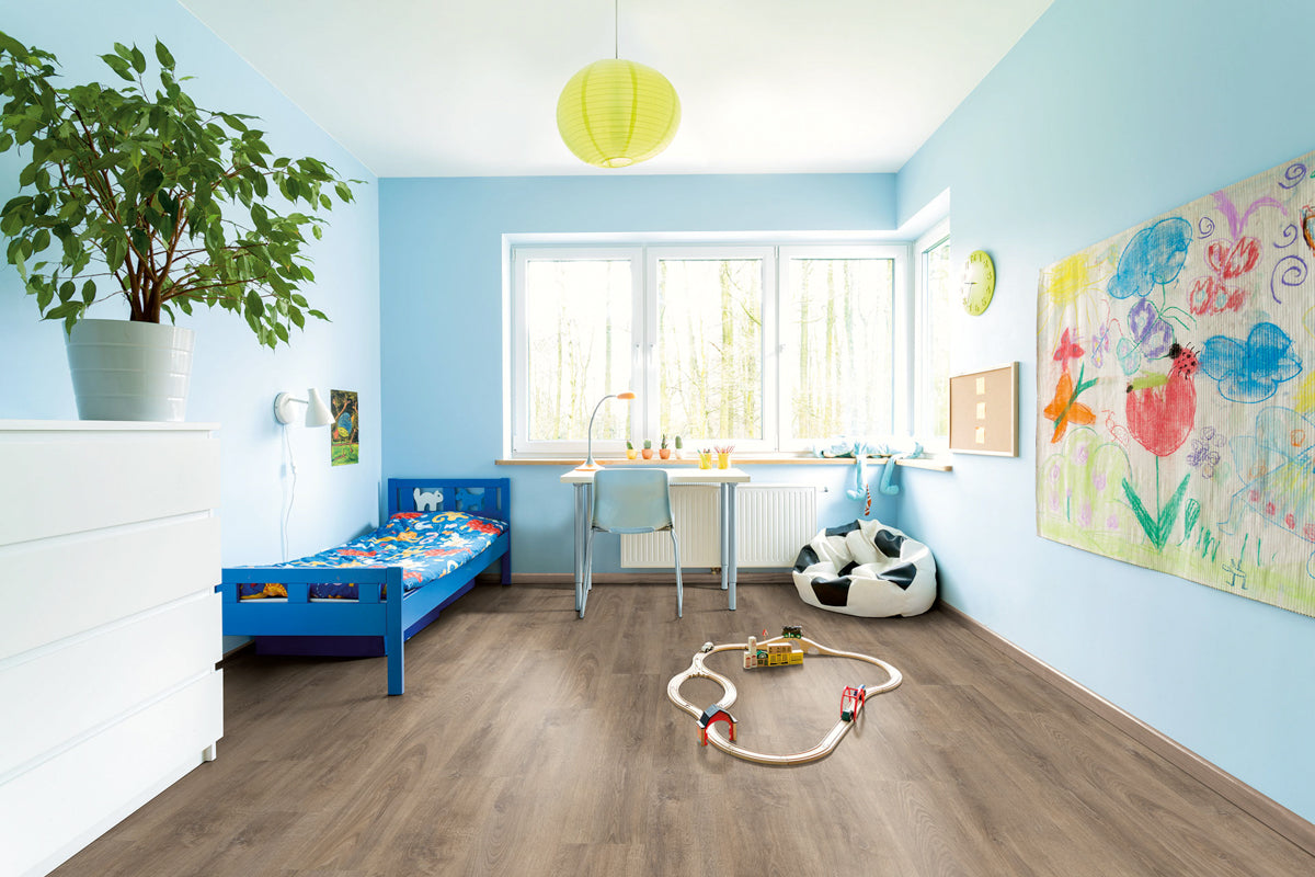 Isento Eiche Mittelbraun Klickvinyl – Raumbeispiel (Farbe kann abweichen)