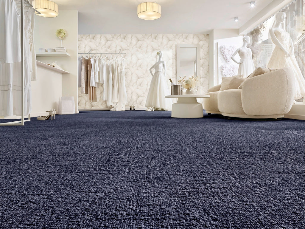 Islanda Teppichboden | Farbe: Jeansblau (077) | Raumansicht (Beispielbild, Farbe kann abweichen)