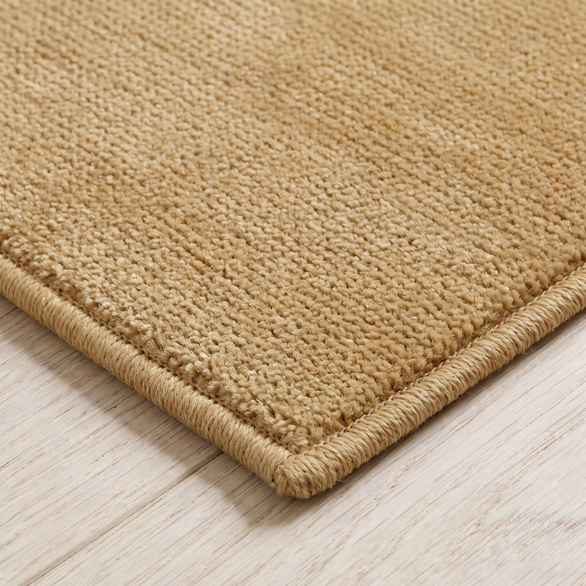 Isotta Teppich nach Maß | Farbe: Sand (033) | gekettelte Kante (Beispielbild, Farbe kann abweichen)