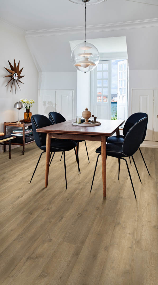 Ivondo Eiche Natur Klebevinyl – Raumbeispiel (Farbe kann abweichen)