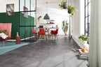 Ivoverano Beton Dunkelgrau Klebevinyl – Raumbeispiel (Farbe kann abweichen)