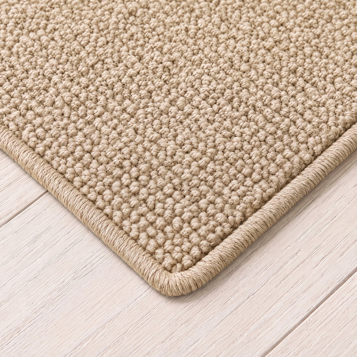 Juniva Teppich nach Maß | Farbe: Sand (064) | gekettelte Kante (Beispielbild, Farbe kann abweichen)