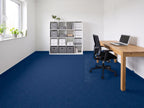 Karindo Nadelvlies Teppichboden | Farbe: Blau Tief Kräftig | Raumansicht (Beispielbild, Farbe kann abweichen)