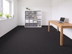 Karindo Nadelvlies Teppichboden | Farbe: Grau Tief Satt | Raumansicht (Beispielbild, Farbe kann abweichen)