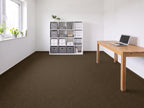 Kompakta Nadelvlies Teppichboden | Farbe: Braun Tief | Raumansicht (Beispielbild, Farbe kann abweichen)