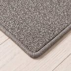 Kontura Teppich nach Maß | Farbe: Grau Warm | gekettelte Kante (Beispielbild, Farbe kann abweichen)
