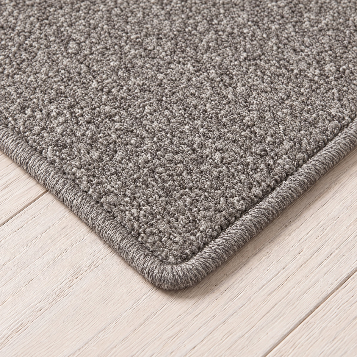 Kontura Teppich nach Maß | Farbe: Grau Warm | gekettelte Kante (Beispielbild, Farbe kann abweichen)