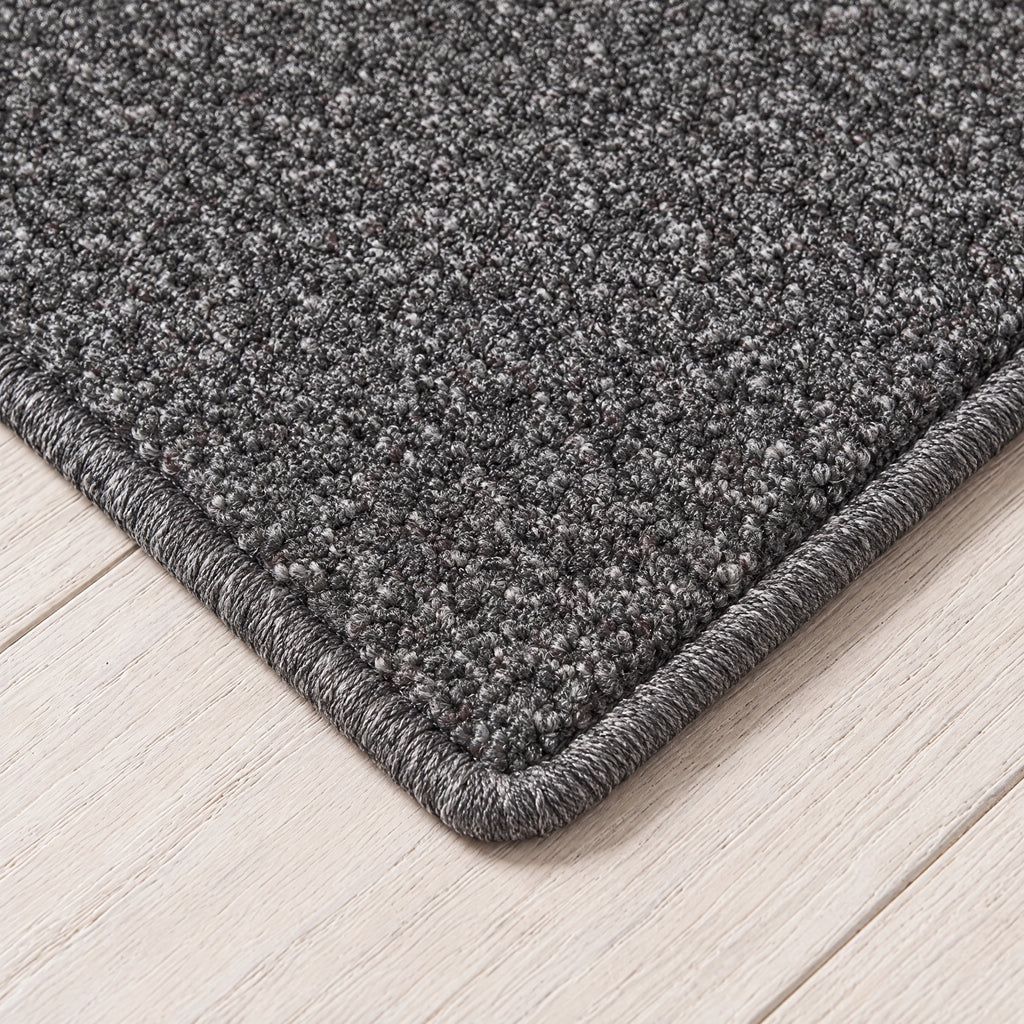 Kontura Teppich nach Maß | Farbe: Grau Dunkel | gekettelte Kante (Beispielbild, Farbe kann abweichen)
