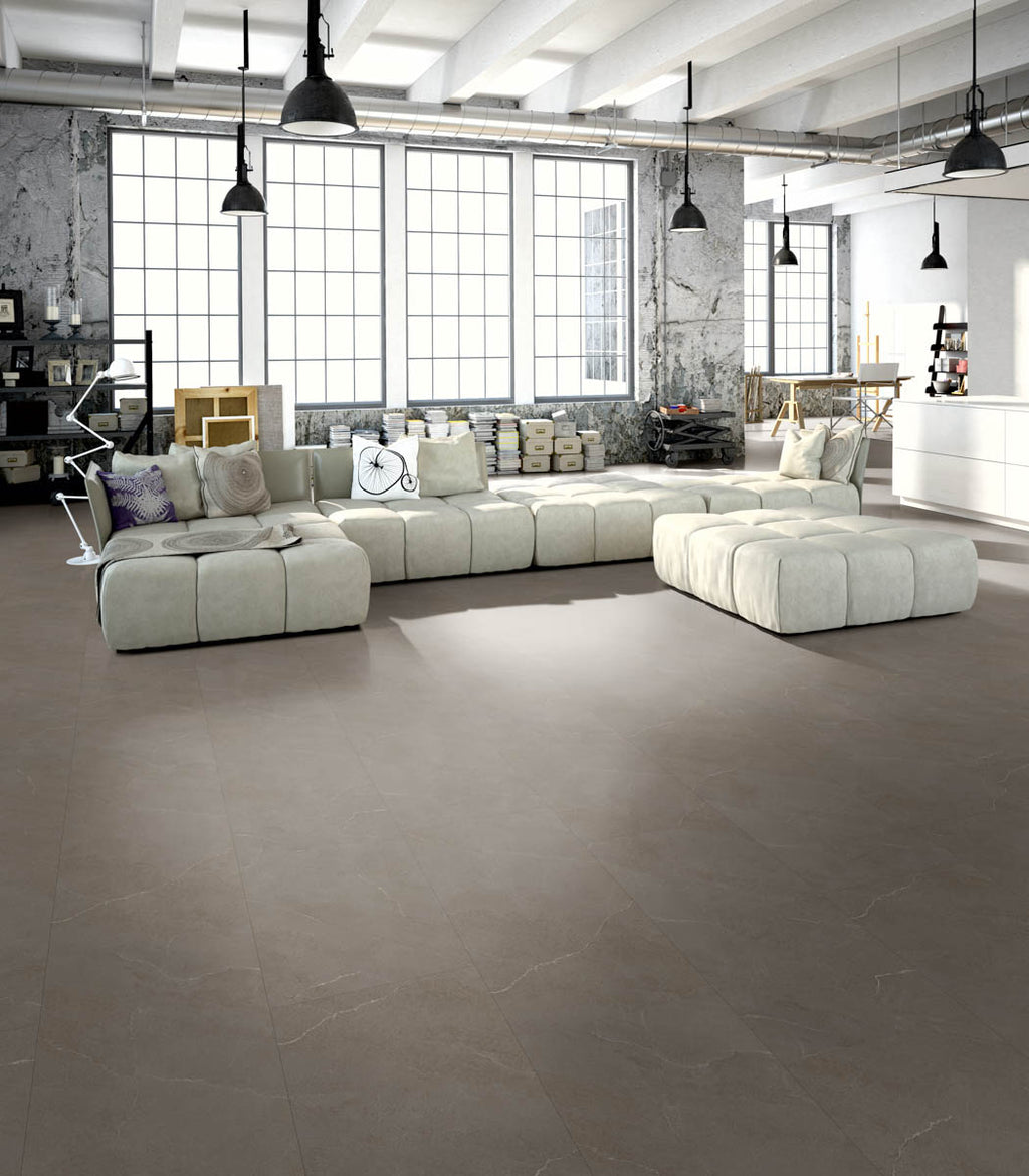 Kortiro Stein Taupe Klebevinyl – Raumbeispiel (Farbe kann abweichen)