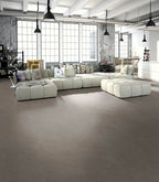 Kortiro Stein Taupe Klebevinyl – Raumbeispiel (Farbe kann abweichen)