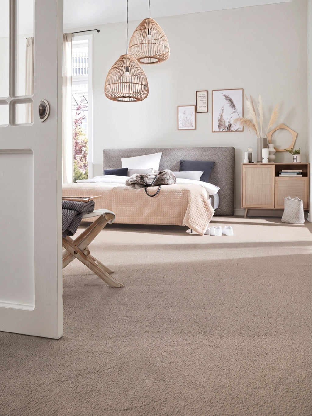 Kosmea Teppichboden | Farbe: Taupe (475) | Raumbild 1 (Beispielbild, Farbe kann abweichen)