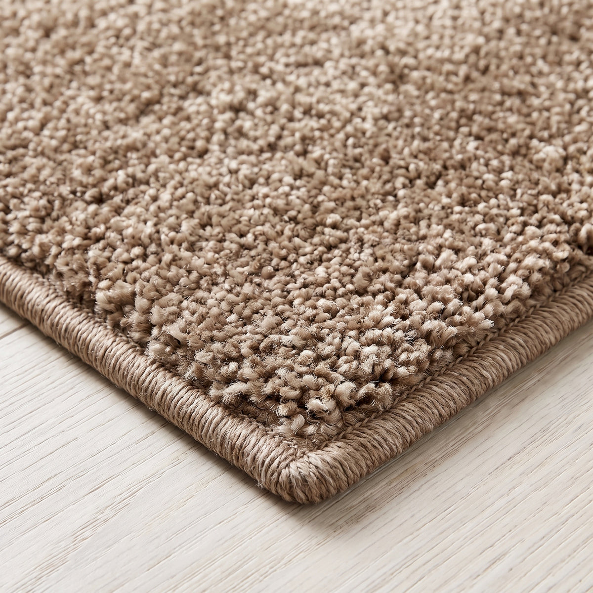 Lavinia Teppich nach Maß | Farbe: Taupe (071) | gekettelte Kante (Beispielbild, Farbe kann abweichen)